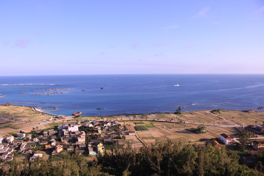 Toàn cảnh biển đảo Lý Sơn nhìn từ đỉnh Thới Lới. Ảnh: NÂU