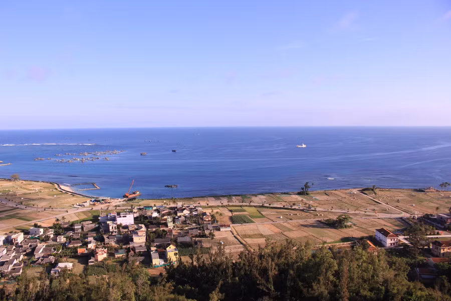 Toàn cảnh biển đảo Lý Sơn nhìn từ đỉnh Thới Lới. Ảnh: NÂU