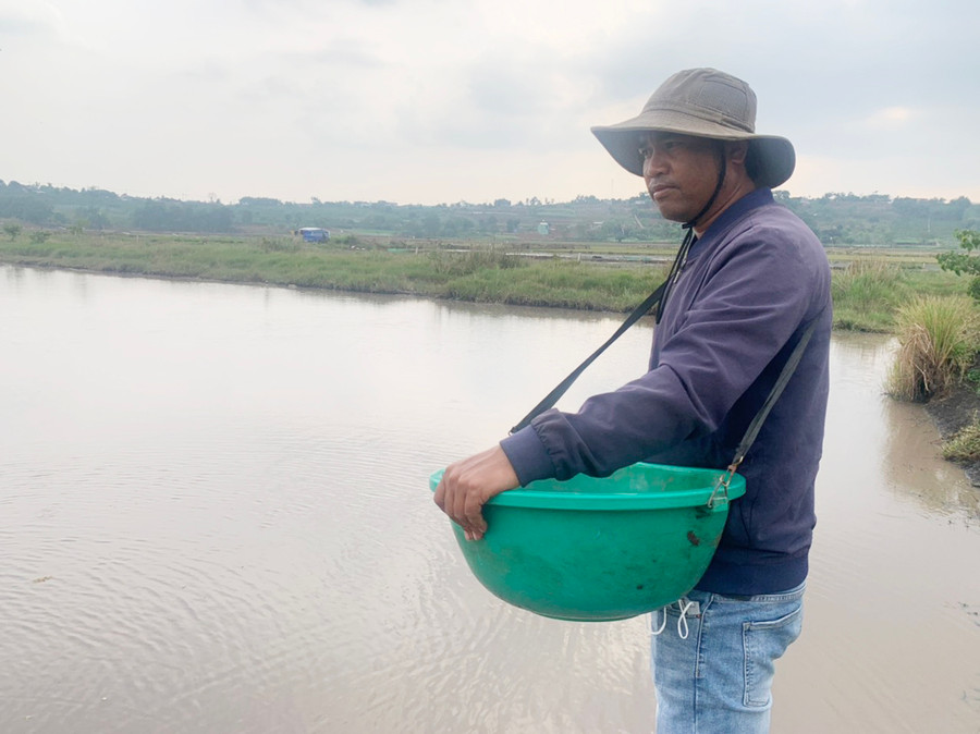  Ông Y Duy bên ao cá của gia đình. Ảnh: R'Ô HOK