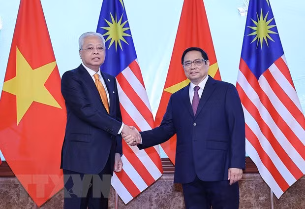 Thủ tướng Phạm Minh Chính và Thủ tướng Malaysia Dato’ Sri Ismail Sabri bin Yaakob chụp ảnh chung. Ảnh: Dương Giang/TTXVN