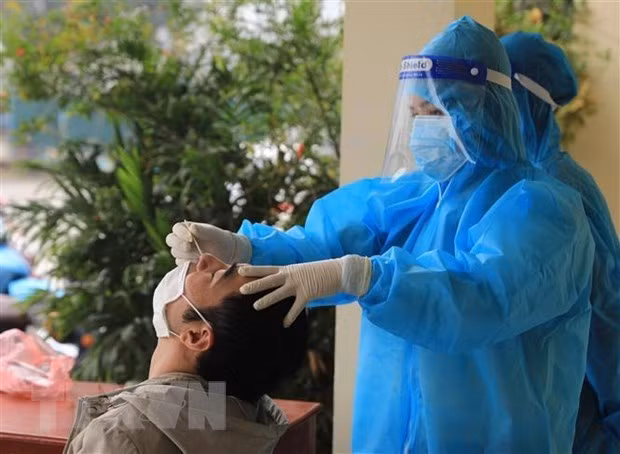 Lấy mẫu xét nghiệm COVID-19. (Nguồn: TTXVN)