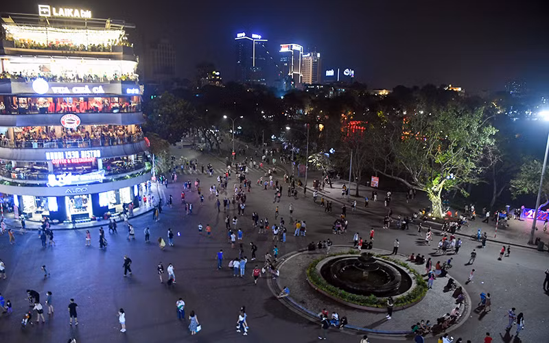 Phố đi bộ khu vực hồ Hoàn Kiếm hoạt động trở lại thu hút nhiều người dân Thủ đô và khách du lịch đến vui chơi, tham quan dịp cuối tuần. Ảnh: HOÀNG HIẾU