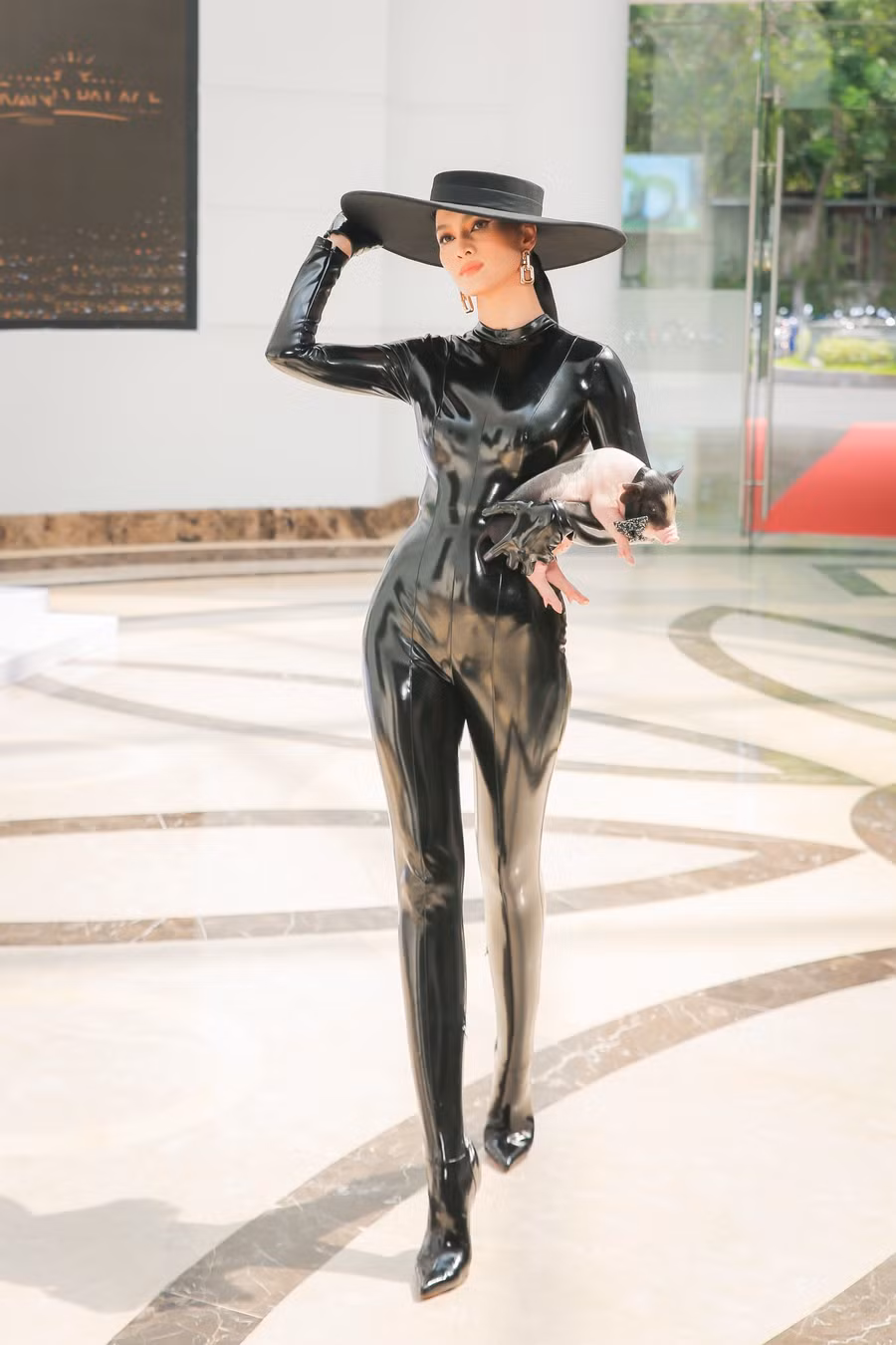 Năm 2022 đánh dấu màn tái xuất của hàng loạt cái tên lừng lẫy một thời. Siêu mẫu Anh Thư nằm trong số đó. Đàn chị từng được mệnh danh 