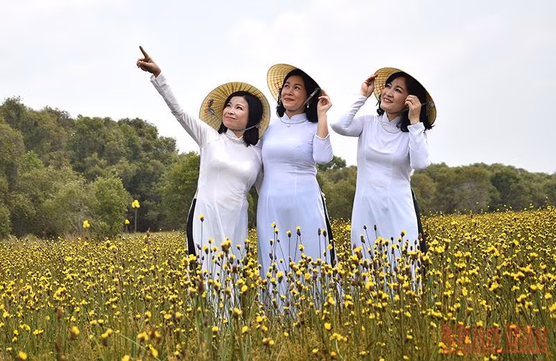 Du khách tham quan hoàng đầu ấn.