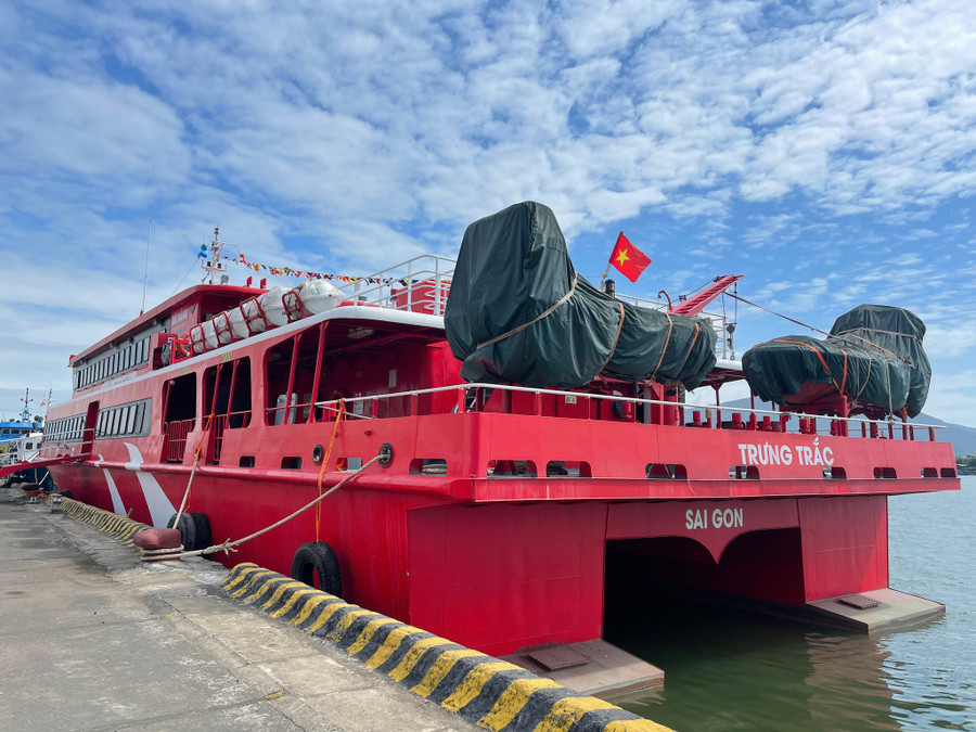 Tàu Trưng Trắc có sức chở 600 khách. Ảnh: Nguyễn Tú Tàu Trưng Trắc có sức chở 600 khách. Ảnh: Nguyễn Tú