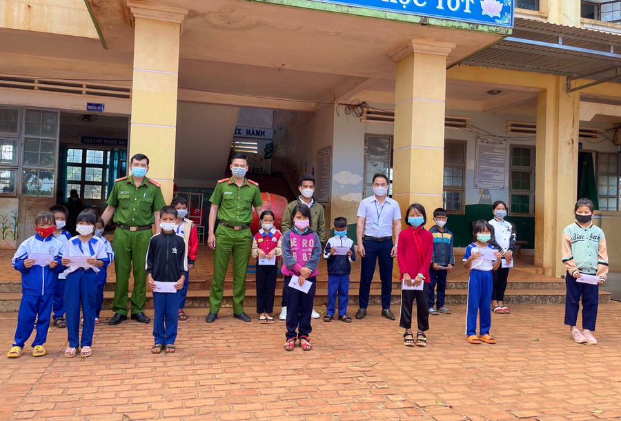 Các em học sinh đã nhận được phần quà của ca sĩ Xuân Đức. Ảnh: Siu Đur 