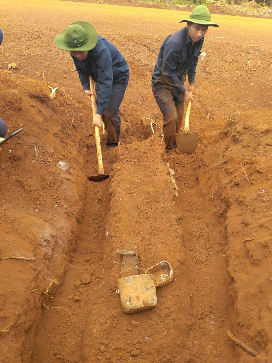 Đội K53 tiến hành khai quật mộ liệt sĩ. Ảnh: TK