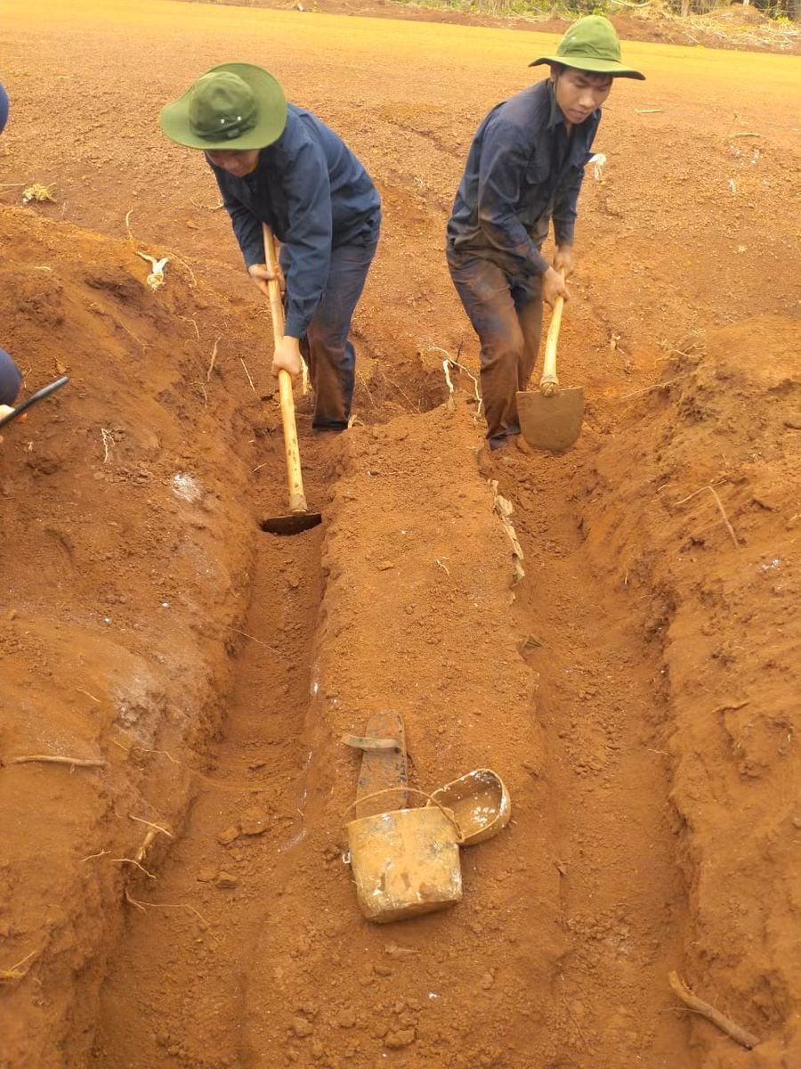 Đội K53 tiến hành khai quật mộ liệt sĩ. Ảnh: TK