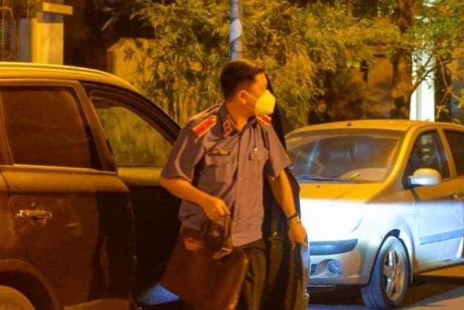  Đại diện Viện Kiểm sát tới nhà riêng ông Trịnh Văn Quyết trên ôtô biển xanh.