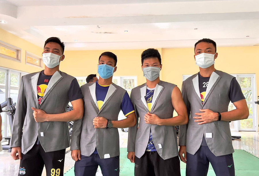 Các cầu thủ khác của HAGL trong tâm trạng đầy phấn khích khi sắp được diện bộ vest lịch lãm đến sân. Ảnh: KIATISUK
