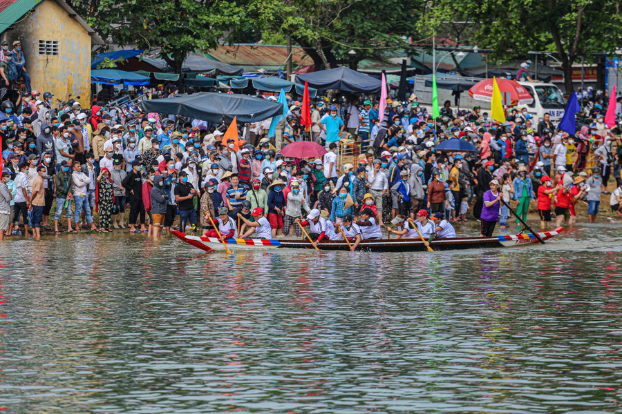  Khán giảqq vây kín cả hai bờ sông để xem đua ghe. Ảnh: Lê Hoài Nhân