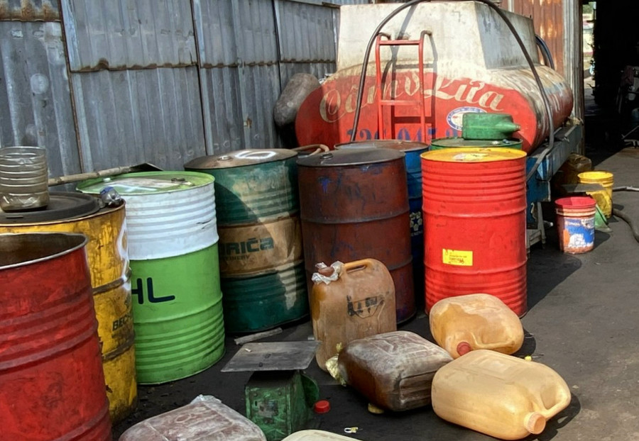 Cơ sở của bà Vũ Thị Mai có nhiều can đựng xăng, dầu không rõ nguồn gốc xuất xứ. Ảnh công an cung cấp