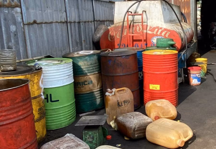 Cơ sở của bà Vũ Thị Mai có nhiều can đựng xăng, dầu không rõ nguồn gốc xuất xứ. Ảnh công an cung cấp