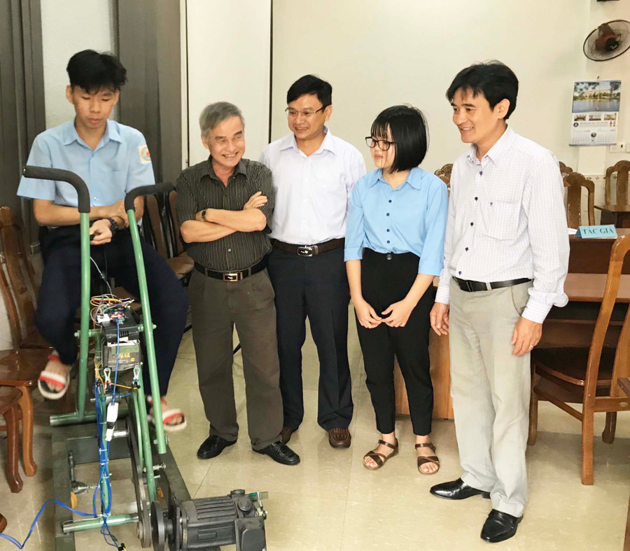 Ông Nguyễn Quang Hiền (thứ 2 từ trái sang) cùng Hội đồng giám khảo Cuộc thi sáng tạo thanh-thiếu niên, nhi đồng tỉnh xem xét một mô hình dự thi (ảnh chụp trước tháng 4-2021). Ảnh: Phương Duyên Ông Nguyễn Quang Hiền (thứ 2 từ trái sang) cùng Hội đồng giám khảo Cuộc thi sáng tạo thanh-thiếu niên, nhi đồng tỉnh xem xét một mô hình dự thi. Ảnh: Phương Duyên