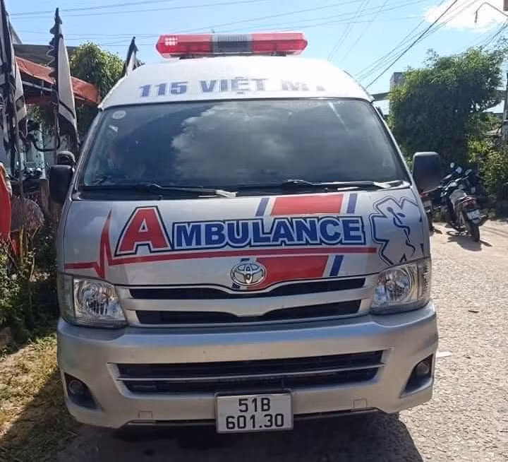 Chiếc xe đưa thi thể anh Đ. về quê. Ảnh: CTV