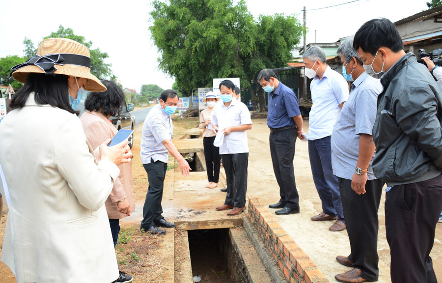 Đoàn giám sát của HĐND tỉnh tiến hành giám sát tại đường tỉnh 661 (trên địa bàn huyện Chư Păh). Ảnh: Minh Nguyễn Đoàn giám sát của HĐND tỉnh do ông Nguyễn Đình Phương-Trưởng Ban Kinh tế-Ngân sách làm Trưởng đoàn đã tiến hành giám sát tại đường tỉnh 661 (trên địa bàn huyện Chư Păh). Ảnh: Minh Nguyễn