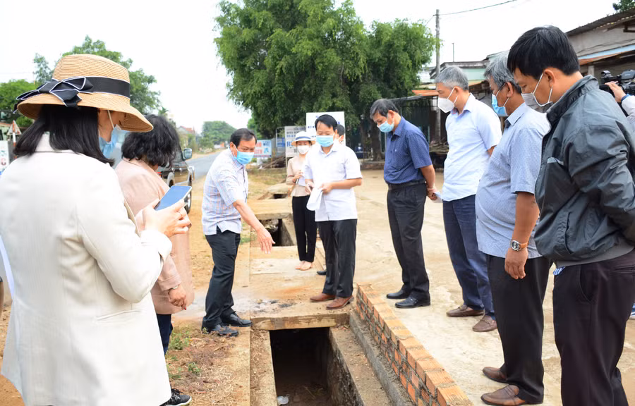  Đoàn giám sát của HĐND tỉnh do ông Nguyễn Đình Phương-Trưởng Ban Kinh tế-Ngân sách làm Trưởng đoàn đã tiến hành giám sát tại đường tỉnh 661 (trên địa bàn huyện Chư Păh). Ảnh: Minh Nguyễn