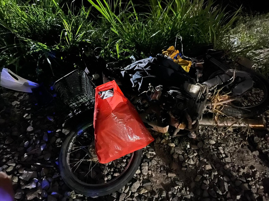 Xe mô tô bị hư hỏng nặng.
