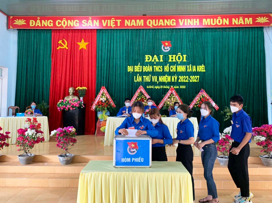 Các đại biểu bỏ phiếu bầu Ban Chấp hành Đoàn xã Ia Krêl (huyện Đức Cơ) nhiệm kỳ 2022-2027. Ảnh: Phan Lài