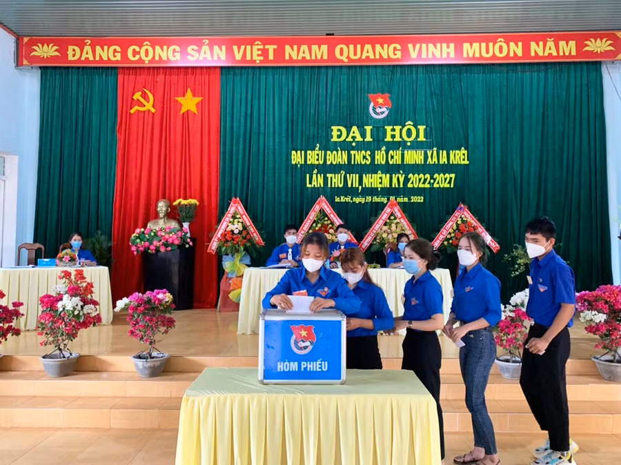 Các đại biểu bỏ phiếu bầu Ban Chấp hành Đoàn xã Ia Krêl (huyện Đức Cơ) nhiệm kỳ 2022-2027. Ảnh: Phan Lài