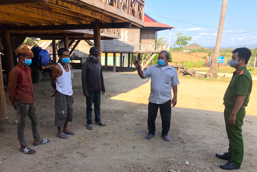 Khi có lực lượng Công an chính quy tham gia, công tác tuyên truyền vận động người dân tại xã Yang Nam (huyện Kông Chro) hiệu quả hơn. Ảnh: Ngọc Minh