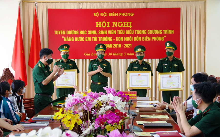 Trao bằng khen của UBND tỉnh cho các tập thể. Ảnh: Vĩnh Hoàng