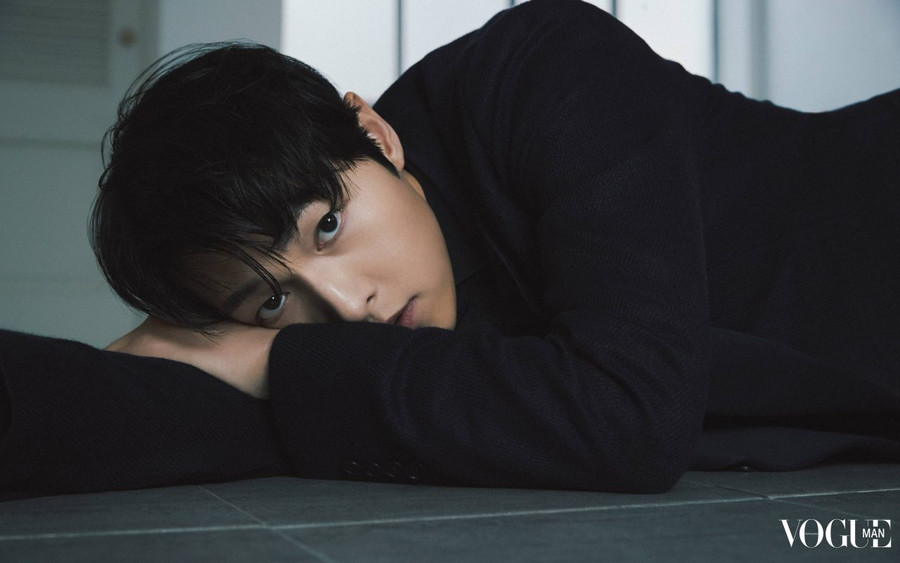 Cơ hội luôn dành cho những ai có niềm tin và ý chí. Song Joong Ki đã âm thầm kiên trì trên con đường diễn xuất, để có được thành tựu rực rỡ như ngày hôm nay, anh chưa bao giờ cho rằng đó là công lao của riêng mình vì bản thân luôn được nhiều người giúp đỡ. Ảnh: VOGUE HONGKONG