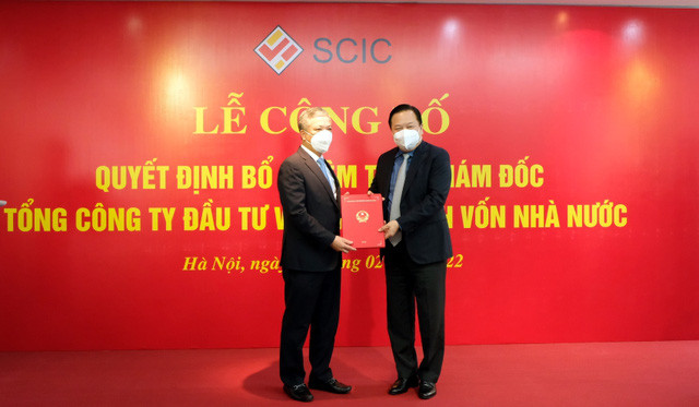  Đồng chí Nguyễn Hoàng Anh trao quyết định và chúc mừng đồng chí Nguyễn Quốc Huy.
