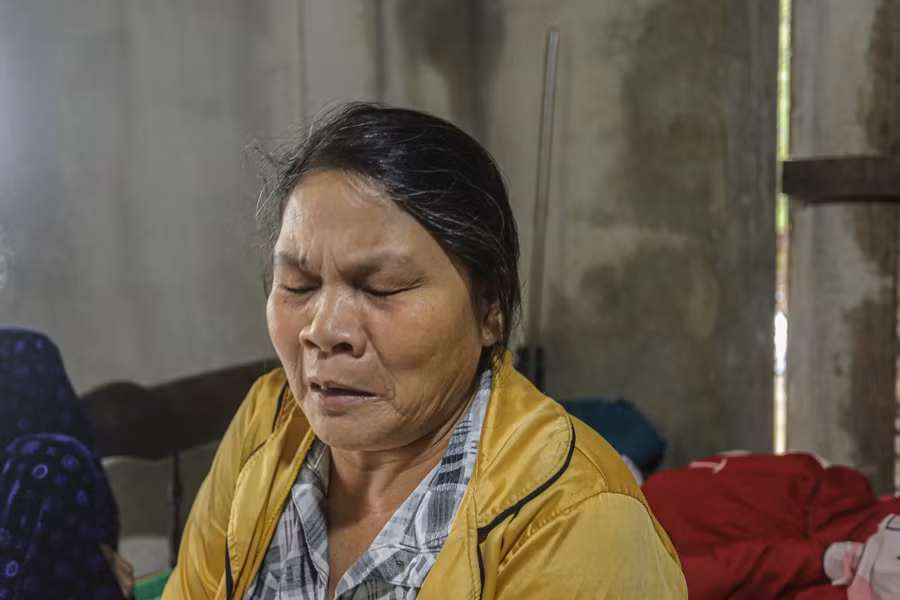  Bà L.T.X. (mẹ em N.) đau xót và bức xúc trước việc con gái bị bạn đánh. Ảnh: Lê Hoài Nhân