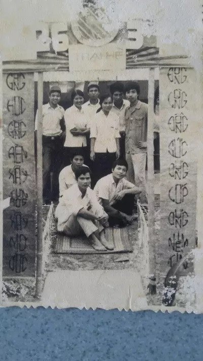 Tác giả (ngồi, bìa trái hàng thứ hai) trong trại hè sinh viên, câu đối do tác giả viết