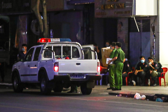 Công an thu giữ nhiều vật chứng trong 2 căn nhà của bị can Nguyễn Phương Hằng. Công an thu giữ nhiều vật chứng trong 2 căn nhà của bị can Nguyễn Phương Hằng.
