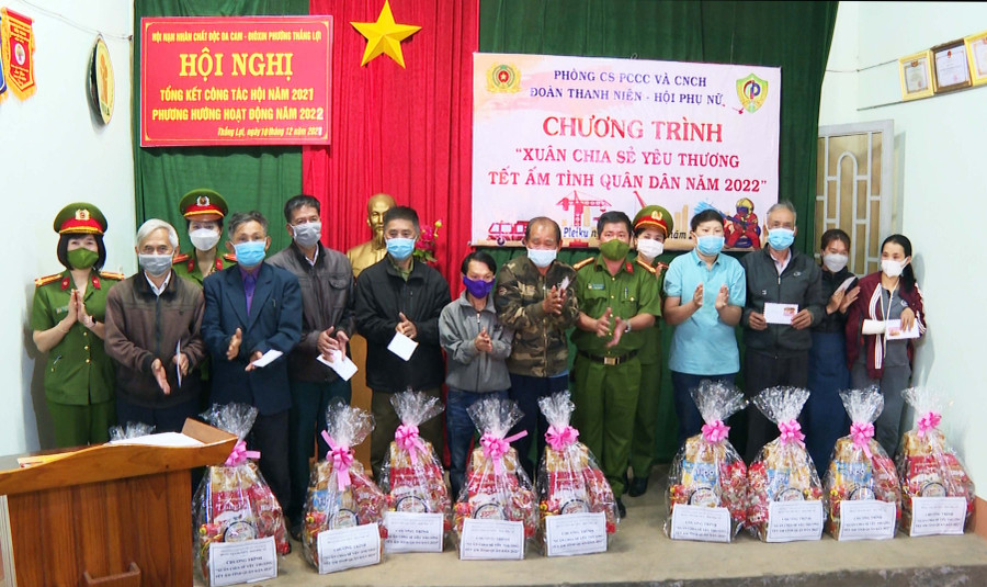 Đoàn Thanh niên, Hội Phụ nữ Phòng Cảnh sát PCCC và CNCH tổ chức Chương trình “Xuân sẻ chia yêu thương-Tết ấm tình quân dân” tại phường Thắng Lợi (TP. Pleiku). Ảnh: Lê Ánh