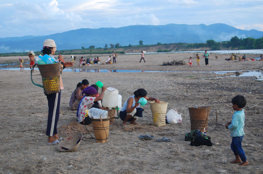 Quang cảnh người dân lấy nước về dùng ở bến nước buôn Plei Pa Ơi H’Briu (xã Chư Mố, huyện Ia Pa). Ảnh: Huỳnh Văn Mỹ