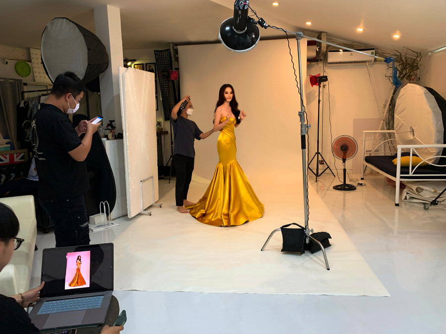 Một bức ảnh hậu trường rất thực, để thấy Nam Anh sở hữu body quá đẹp.