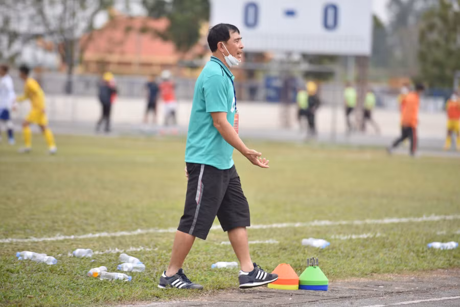  HLV Đinh Văn Dũng, người mang lại thành công bước đầu cho U.19 SLNA. Ảnh: Minh Hiếu