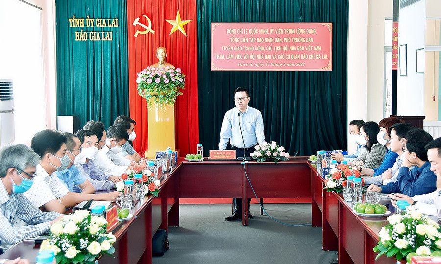 Ủy viên Ban Chấp hành Trung ương Đảng, Tổng Biên tập Báo Nhân Dân, Phó Trưởng ban Tuyên giáo Trung ương, Chủ tịch Hội Nhà báo Việt Nam Lê Quốc Minh làm việc với Hội Nhà báo tỉnh và các cơ quan báo chí của tỉnh Gia Lai. Ảnh: Đức Thụy Đồng chí Lê Quốc Minh-Ủy viên Trung ương Đảng, Tổng Biên tập Báo Nhân Dân, Phó Trưởng ban Tuyên giáo Trung ương, Chủ tịch Hội Nhà báo Việt Nam làm việc với Hội Nhà báo tỉnh và các cơ quan báo chí của tỉnh Gia Lai.