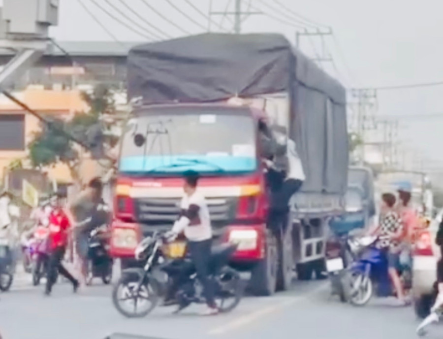 Nhóm nghi can chặn xe tải đánh tài xế. Ảnh: Chụp màn hình