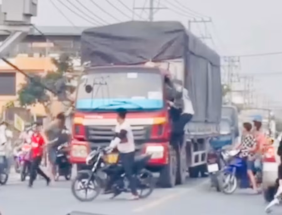 Nhóm nghi can chặn xe tải đánh tài xế. Ảnh: Chụp màn hình