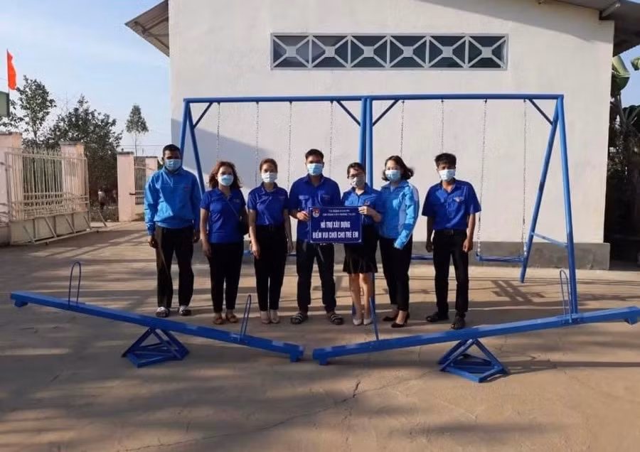 Ban Thường vụ Thị Đoàn Ayun Pa trao