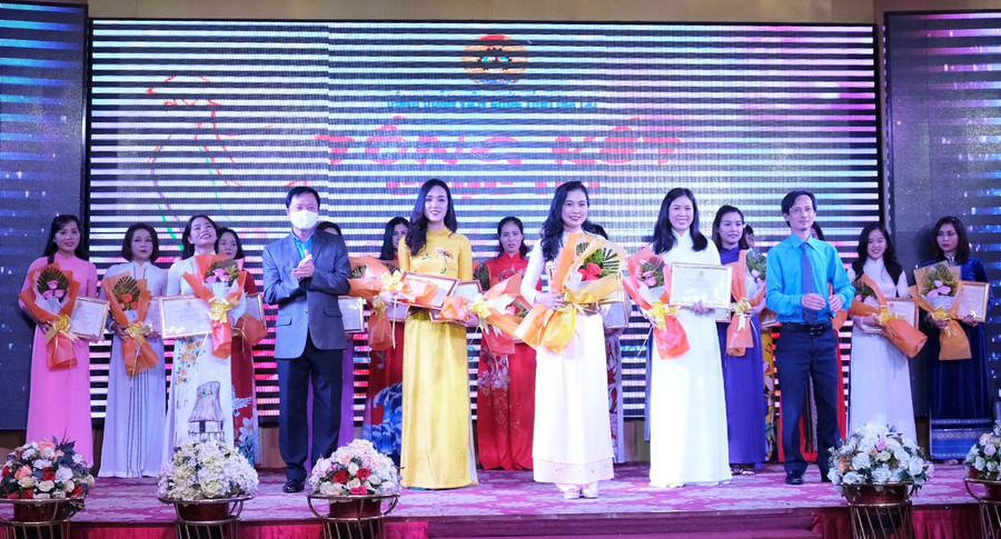 Trao giải cho các cá nhân đạt giải cuộc thi 