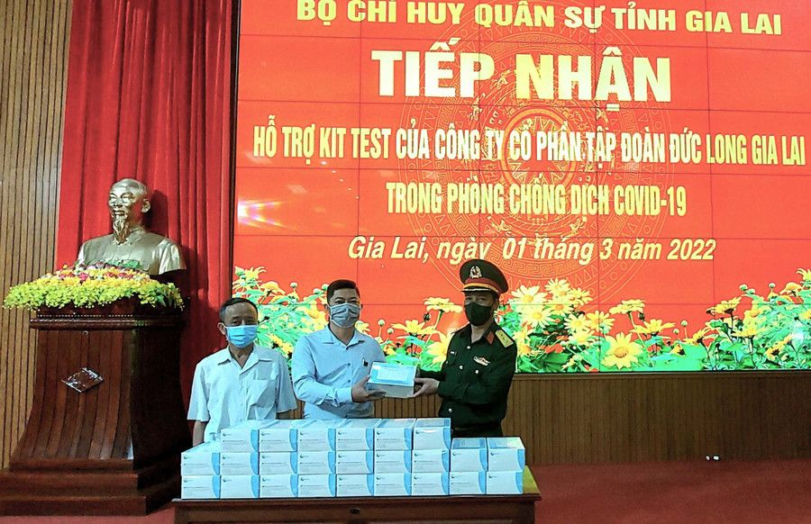 Lãnh đạo Công ty cổ phần Tập đoàn Đức Long trao tặng kit test Covid-19 cho Bộ Chỉ huy Quân sự tỉnh. Ảnh: Thanh Tuyền Ông Nguyễn Tường Cọt, Tổng Giám đốc, trao tặng Kit Test phòng, chống Covid-19 cho Bộ Chỉ huy Quân sự tỉnh Gia Lai. Ảnh: Thanh Tuyền