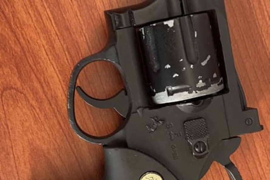 Một khẩu súng được lực lượng chức năng phát hiện, thu giữ. Ảnh: T.X