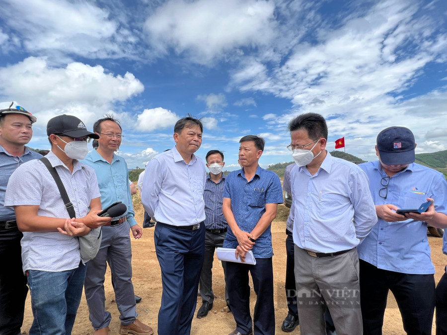 Thứ trưởng Bộ NNPTNT Nguyễn Hoàng Hiệp đề nghị tỉnh Đắk Lắk và các bên liên quan đẩy nhanh tiến độ tái định cư, định canh cho người dân. Ảnh: Ngọc Giàu