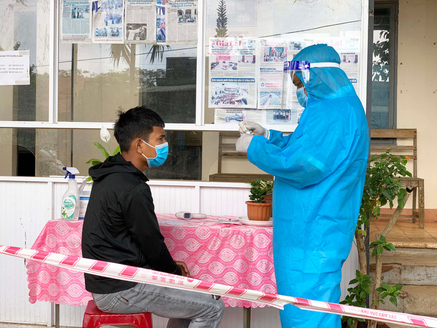 Nhân viên y tế lấy mẫu xét nghiệm cho người dân trên địa bàn huyện Ia Grai. Ảnh: Như Nguyện