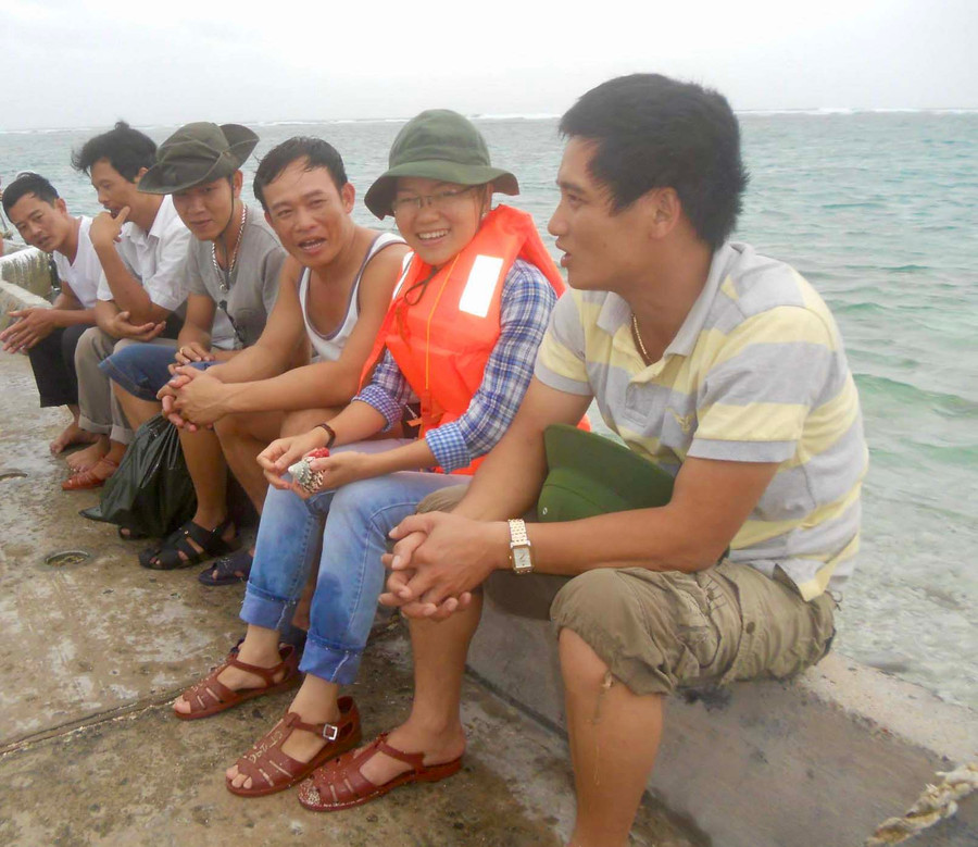 Tác giả (thứ 2 từ phải sang) trong chuyến tác nghiệp tại Trường Sa. Ảnh: Lam Nguyên Tác giả (thứ 2 từ phải sang) trong chuyến tác nghiệp tại Trường Sa. Ảnh: Lam Nguyên