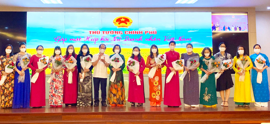 Chủ tịch UBND tỉnh Võ Ngọc Thành tặng hoa cho các nữ doanh nhân tiêu biểu nhân Ngày Quốc tế Phụ nữ 8-3. Ảnh: Hà Duy