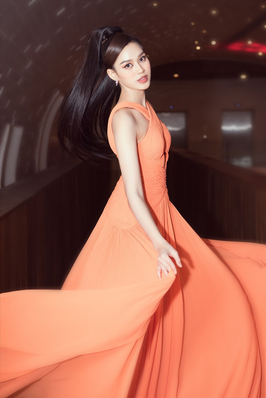 Mới đây nhất, Hoa hậu Đỗ Hà đã cùng dàn hoa hậu, á hậu chiếm trọn spotlight tại sự kiện. Cùng tham dự với nàng hậu là những tên tuổi đình đám như Á hậu Tường San, Á hậu Lona, Á hậu Ngọc Thảo, “bà trùm Hoa hậu” Phạm Kim Dung, người mẫu/diễn viên Thanh Hằng, diễn viên Ngân Khánh, diễn viên Quốc Trường, MC Kỳ Duyên, NTK Lý Quý Khánh, ca sĩ Quang Vinh...