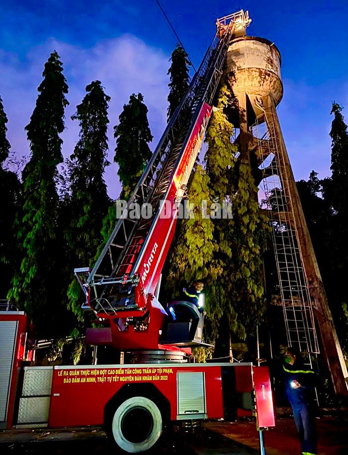 Lực lượng cứu hộ tiếp cận hiện trường  Lực lượng cứu hộ tiếp cận hiện trường