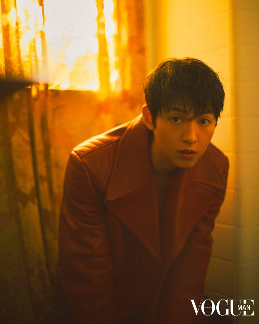 Sau khi bộ phim truyền hình Netflix Vincenzo phát hành vào 2021, ngay lập tức nó đã tạo nên cơn sốt được khán giả trên toàn thế giới yêu thích. Thậm chí, phim được đánh giá có lượng người xem đông và mở rộng hơn cả “bom tấn” Hậu duệ mặt trời. Nói về thành công này, Song Joong Ki cho biết: “Tôi luôn mong chờ về tỉ suất người xem và phản ứng của khán giả. Thành công của Hậu duệ mặt trời và Vincenzo thực sự nằm ngoài sức tưởng tượng của tôi”. Ảnh: VOGUE HONGKONG