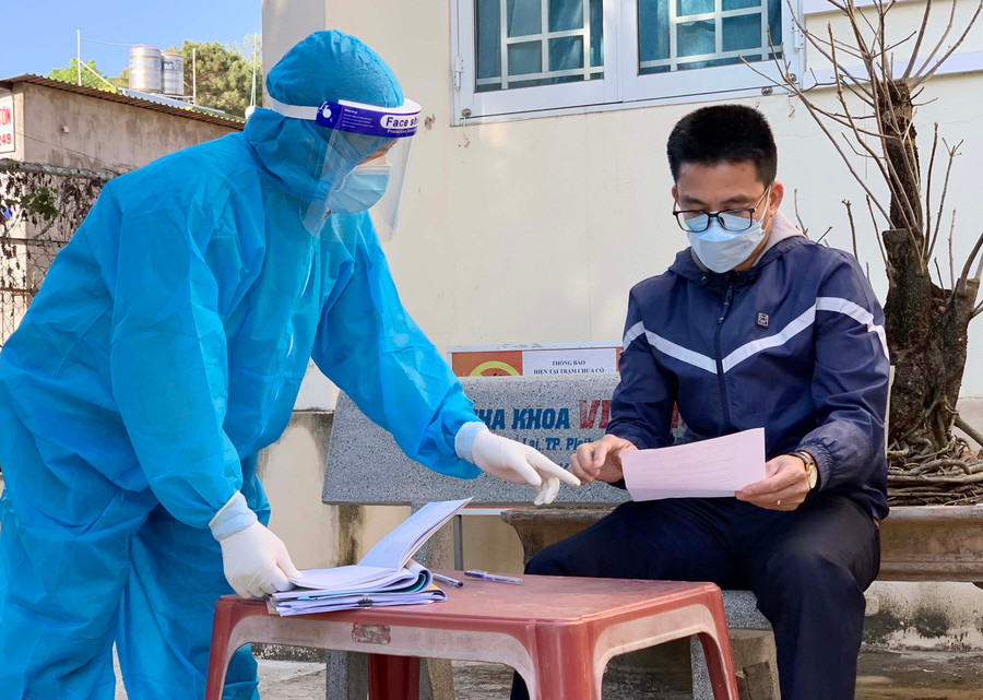 Nhân viên Trạm Y tế phường Ia Kring, TP. Pleiku hướng dẫn người dân khai báo y tế. Ảnh: Như Nguyện